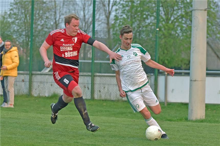 Vredener Kicker steigen ab 15. Juni ins Training ein Bei den Vredener Fußballern wie Tom Verwohlt (l., ASV Ellewick) und Tobias Resing (GW Lünten) kann das Training bald wieder starten.