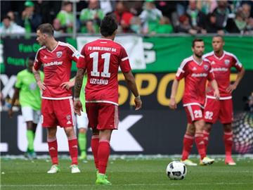 Bei der 0:3-Niederlage gegen den VfL Wolfsburg kassierte der FC Ingolstadt das erste Eigentor seiner Bundesliga-Historie. Foto: Peter Steffen