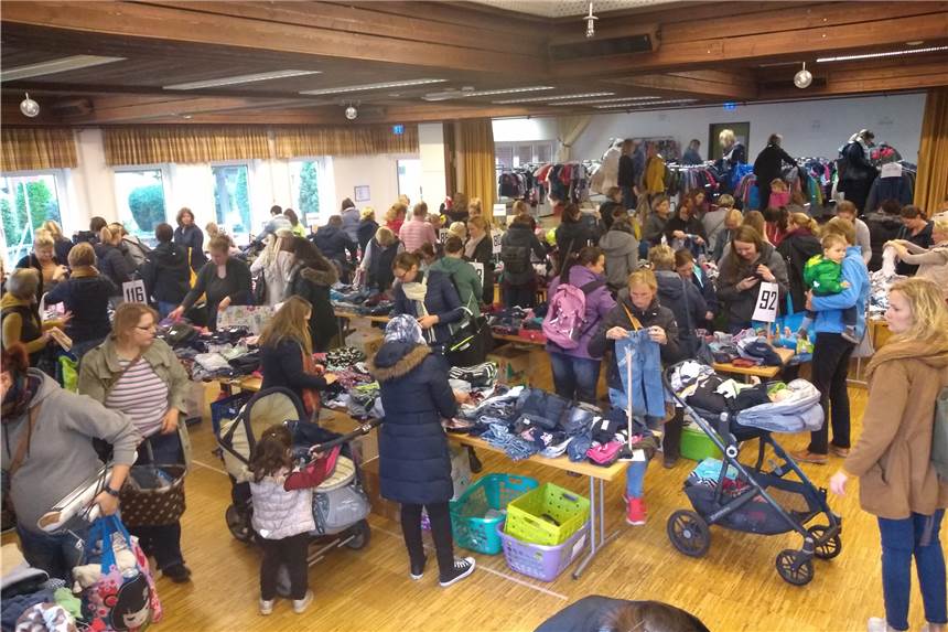 Verführerische Preise und prall gefüllte Einkaufstaschen Bei der 49. Kolping-Kleiderbörse konnte nach Lust und Laune nach Herbst- und Winterkleidung gestöbert werden.