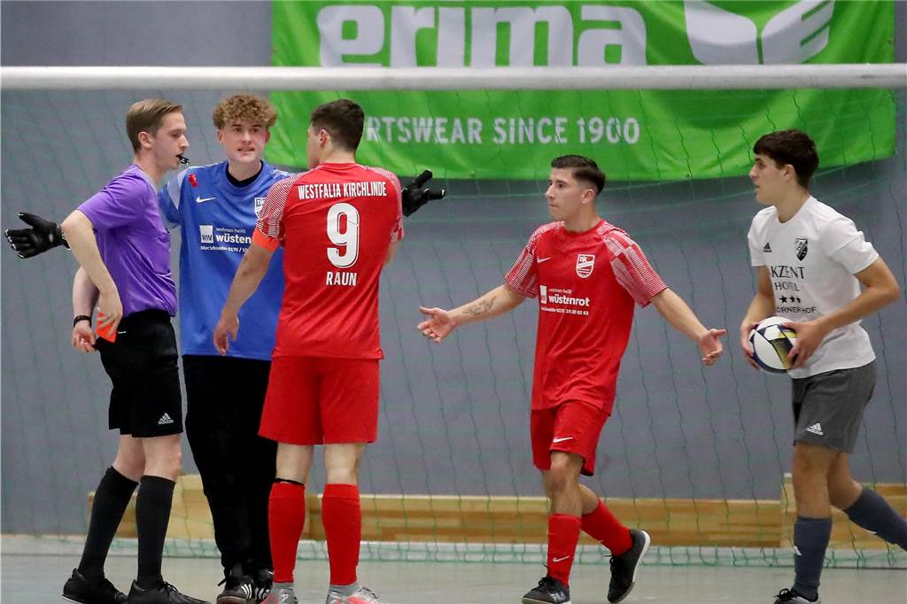 Dortmunder Klub zieht zwei Mannschaften zurück: „Bald haben wir nur noch eine Kreisliga A“ Schiedsrichter zeigt die Rote Karte.