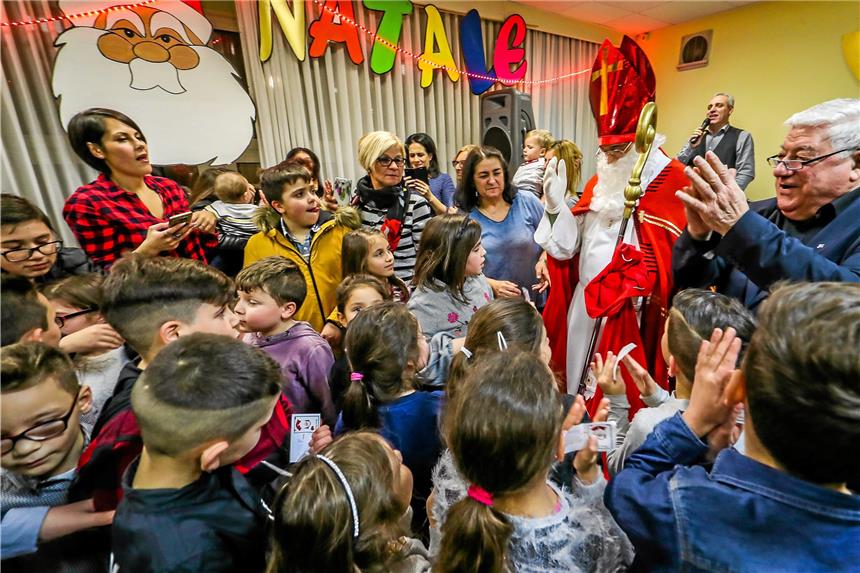 So leben ausländische Gemeinden ihren Glauben in Dortmund Bei der Adventsfeier in der italienischen Gemeinde stattete am Samstagabend auch der Nikolaus den Kindern einen Besuch ab – er dürfte bei der Festa di Nikolaus di Natale natürlich nicht fehlen.