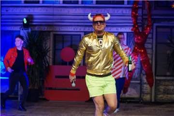 Bei der Aids-Gala in der Europahalle wurde ausgelassen unter dem Regenbogen gefeiert, mit vielen Bühnenstars wie Christian Anders, Menderes, Norman Langen oder Überraschungsgast Lorenz Büffel.