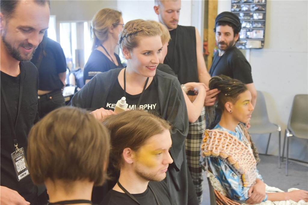 Theresa Wagener frisiert bei Fashion Week: Spekulieren auf Heidi Klums Models Bei der Alternativen Fashion Week war Theresa Wagener schon einmal für Kevin Murphy im Einsatz.
