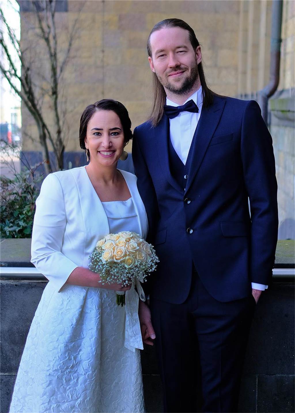 Hochzeitspaar Hasret Erk und Alex Busacker vor dem Rathaus in Recklinghausen