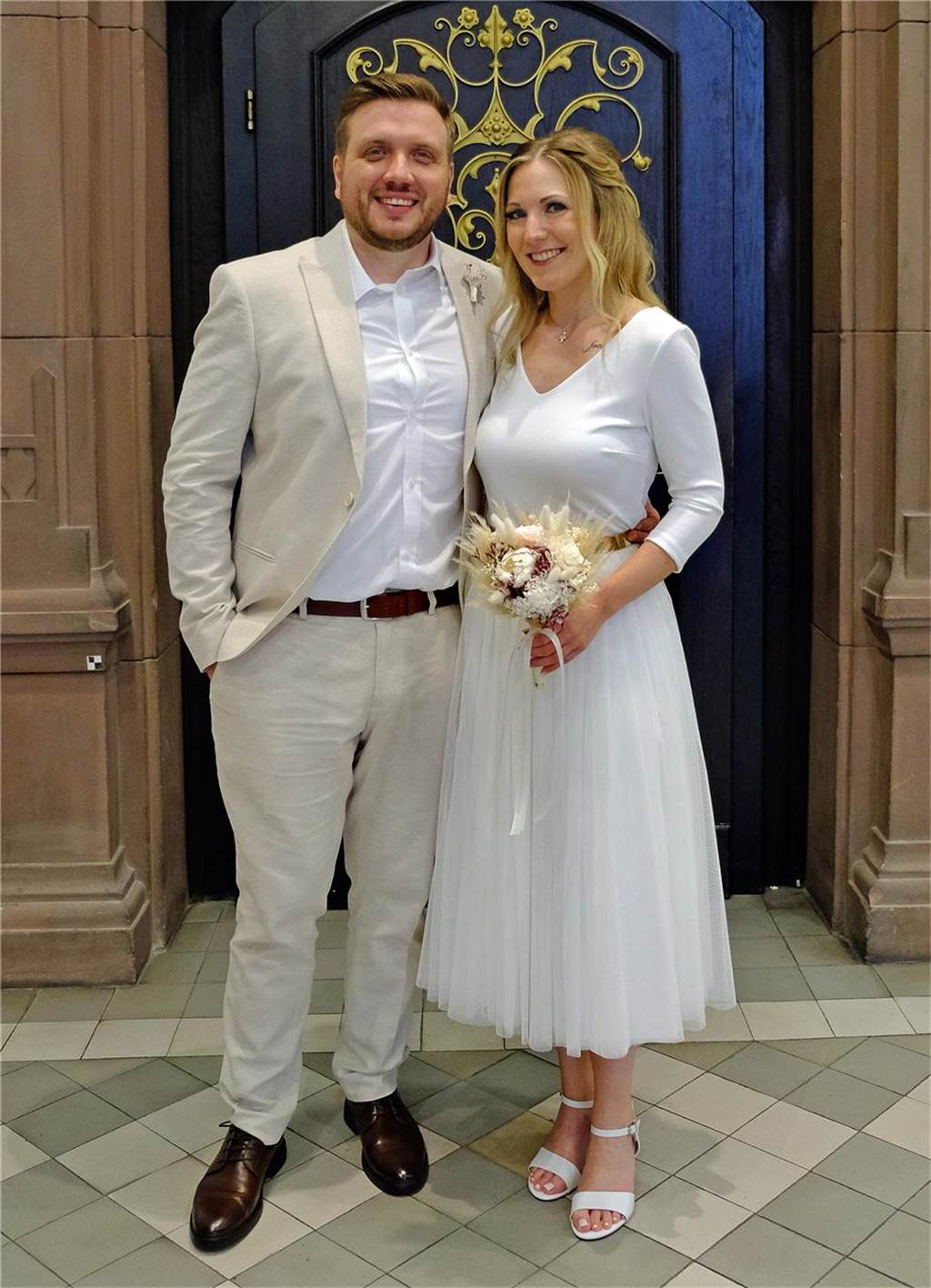 Die Eheleute Jennifer Rebbert und Sebastian Kriesten nach ihrer Trauung im Rathaus in Recklinghausen