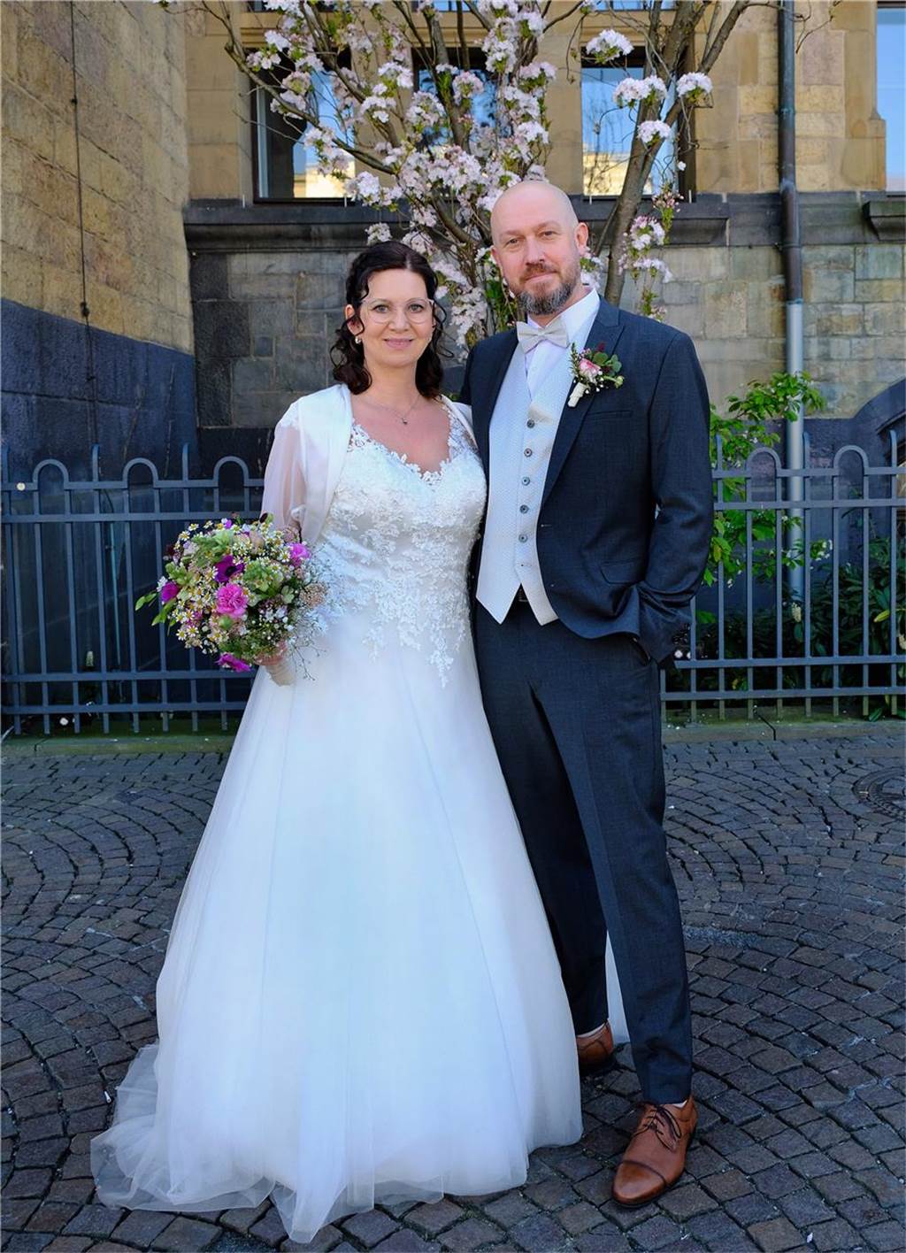 Das Brautpaar Katrin Mohnkern und Vitali Mut vor dem Rathaus in Recklinghausen.