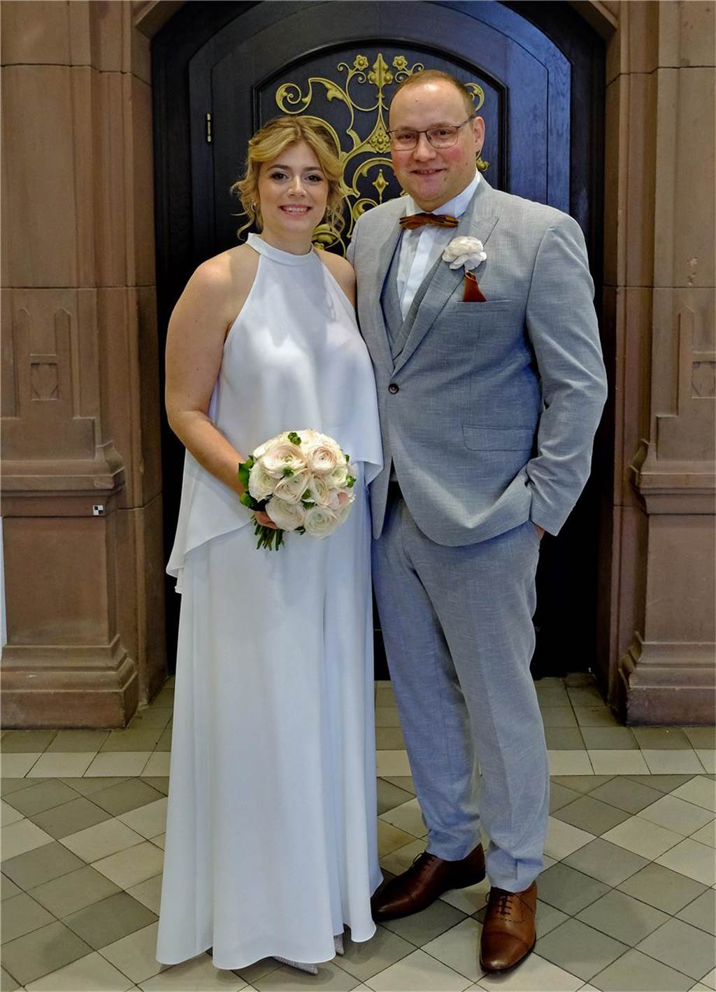 Das Brautppaar Marie Feller und Danilo Büchte steht im Rathaus in Recklinghausen.