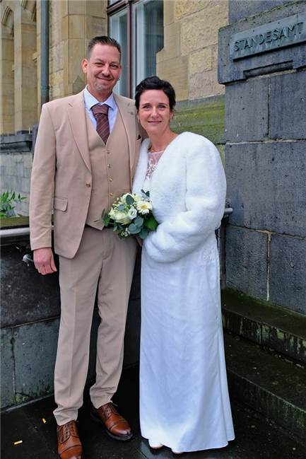 Nadine Baustert und Martin Oboth nach der Trauung vor dem Rathaus Recklinghausen.