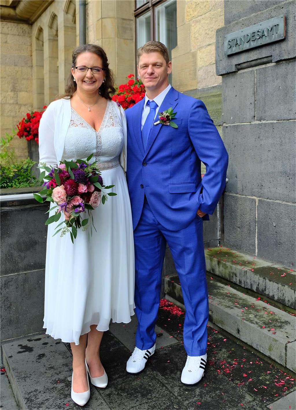 Die Eheleute Nathalie Lehmann und Sebastian Gräf nach ihrer Trauung vor dem Rathaus in Recklinghausen