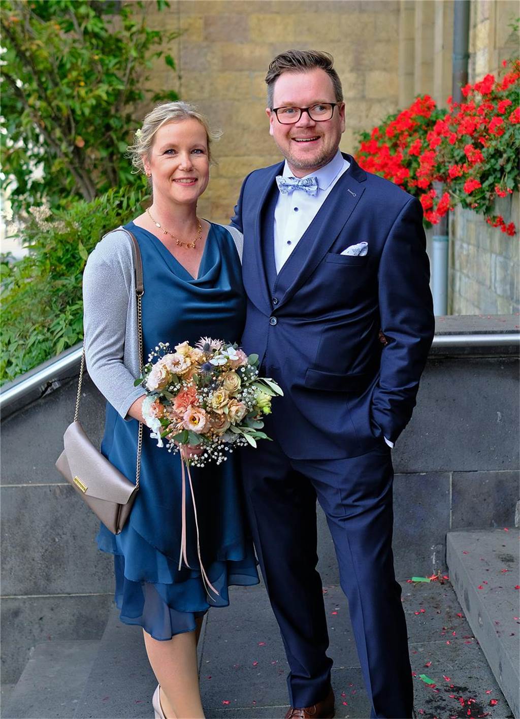 Bei der Arbeit haben sich Nicole Steiner und Marc Weber 2010 kennengelernt. Als Arbeitskollegen unternahmen sie 2011 eine gemeinsame Urlaubsreise nach Barcelona – und kamen als Paar zurück. Nun schlossen die Angestellte für Arbeitsförderung (45) und der Reha-Berater (38) vor dem Standesbeamten im Recklinghäuser Rathaus den Bund der Ehe. Mit dabei war auch Sohn Phil (7).