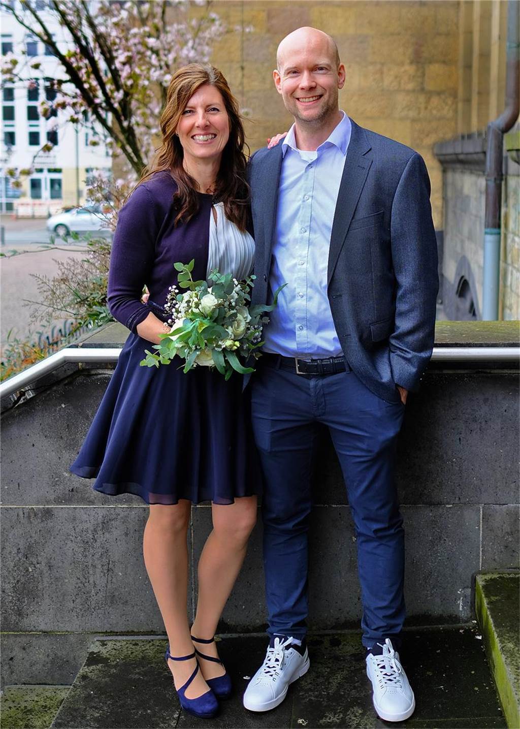 Hochzeitspaar Nadine Ostrowski und Philipp Bauckhage vor dem Rathaus in Recklinghausen