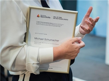 Bei der Aufnahme von Michael Schumacher in die Hall of Fame war seine Managerin Sabine Kehm dabei. Foto: Andreas Arnold