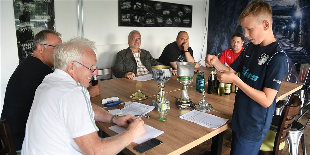 Bei der Auslosung der Stadtmeisterschaft im Frohlinder Vereinsheim war D-Junior Jonas die Glücksfee.