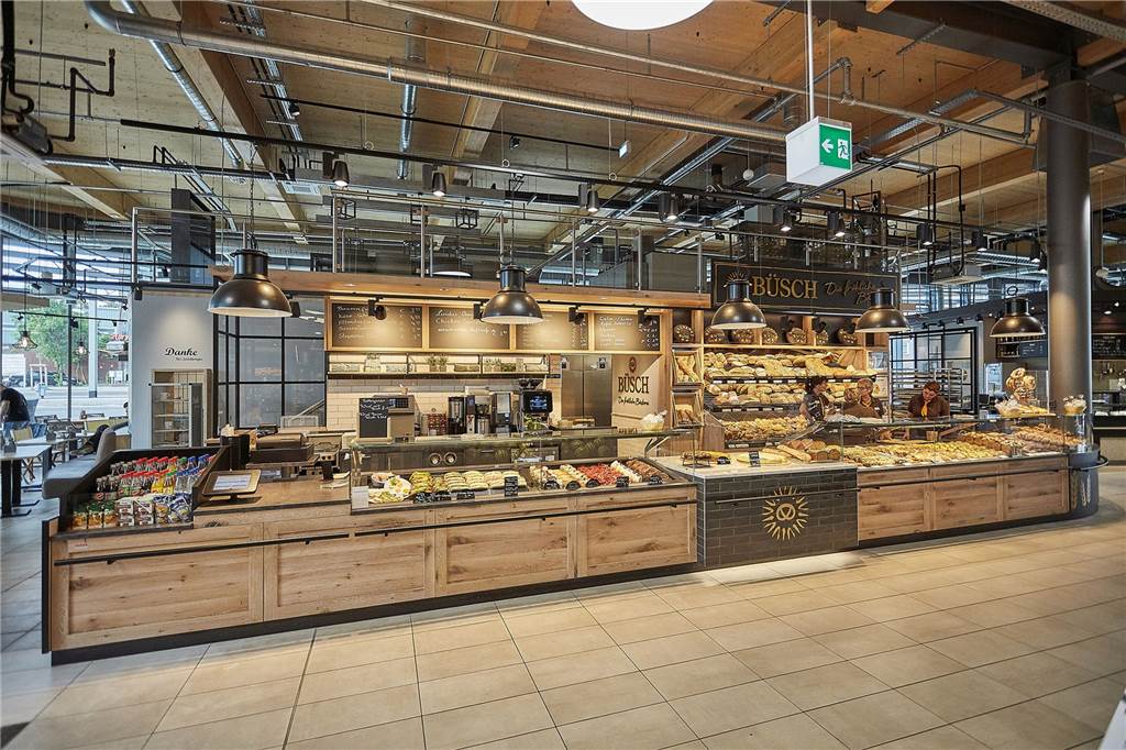 Bäckerei im Dortmunder Edeka baut um und erweitert ihr Sortiment Bei der Ausstattung ihrer Standorte setzt die Handwerksbäckerei Büsch vor allem auf viel Holzoptik.