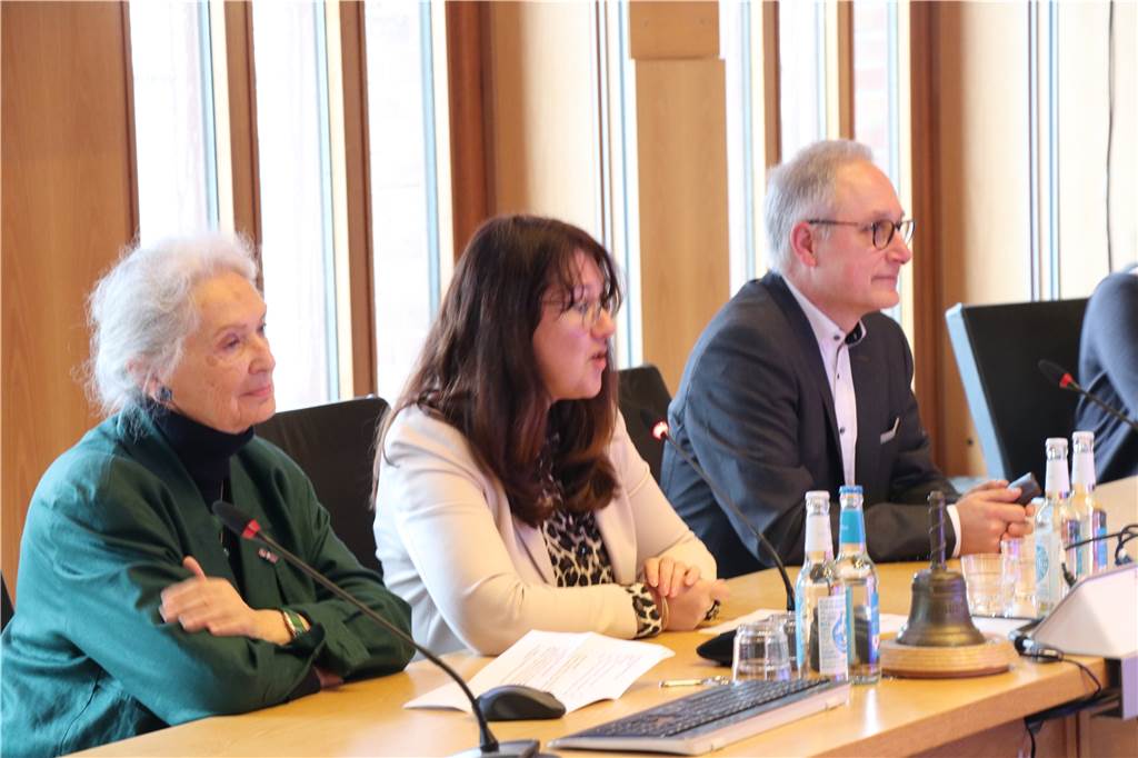 Im engen Versteckschrank dem Schicksal jüdischer Mädchen nachspüren Bei der Ausstellungseröffnung im Ahauser Rathaus (v. l.) Sixtina Harris von der Stiftung Kolle Kaal, Bürgermeisterin Karola Voß und Beigeordneter Werner Leuker.