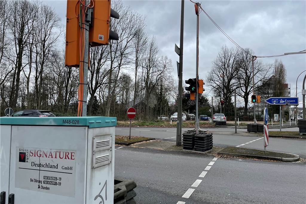 Bei der Baustellenampel können Fußgänger nicht drücken, wenn sie über die Straße wollen. Alles wird automatisch geregelt.