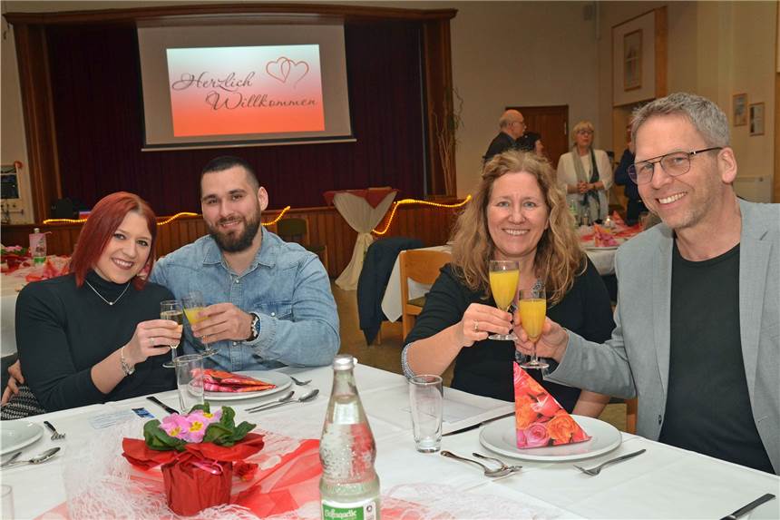 Valentinstag in Horstmar: Ein Fest für die Liebe und für die Christuskirche Bei der Benefiz-Gala im Bodelschwingh-Haus konnten Gäste einen schönen Valentinsabend verbringen. Zu ihnen zählten Bernhard (v.r.) und Ulrike Egermann sowie Marcel Kress und Anna Friedrichs.