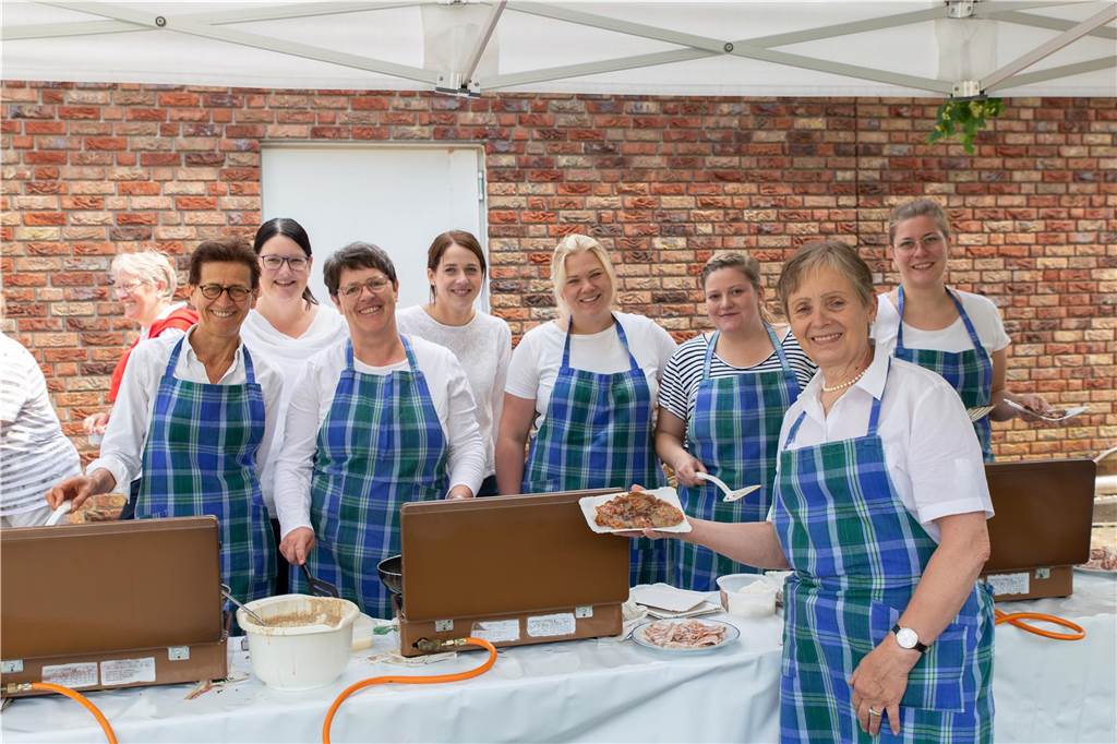 Der Pfannenwender fürs Brezelfest geht an die dritte Generation Bei der Benefizveranstaltung im vergangenen Sommer konnten die neuen Pfann´wenderinnen bereits erste Erfahrungen sammeln.
