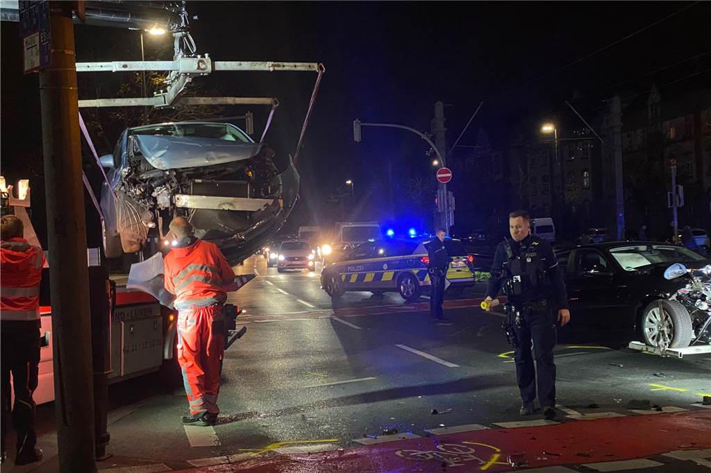 Bei der Bergung der Fahrzeuge auf der Huckarder Straße: Die Polizei sperrte den Verkehr in Fahrtrichtung Mengede zeitweise.