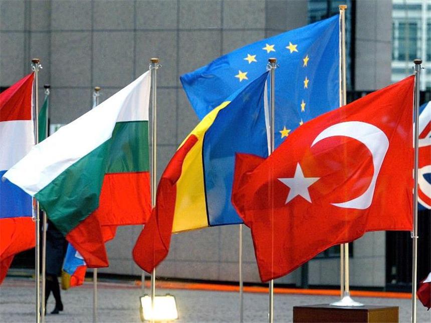 EU und Türkei vereinbaren in der Flüchtlingskrise neuen Pakt Bei der Bewältigung der Flüchtlingskrise ist die EU auf die Kooperation der Türkei angewiesen. Foto: Srdjan Suki