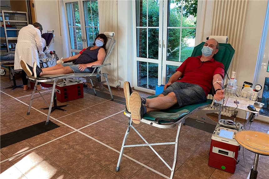 Keine Wartezeiten: Online-Anmeldung sorgt für entspanntes Blutspenden Bei der Blutspende in Herbern wurde am 30. und 31. Juli auf genügend Abstand zwischen den Spenderliegen geachtet.