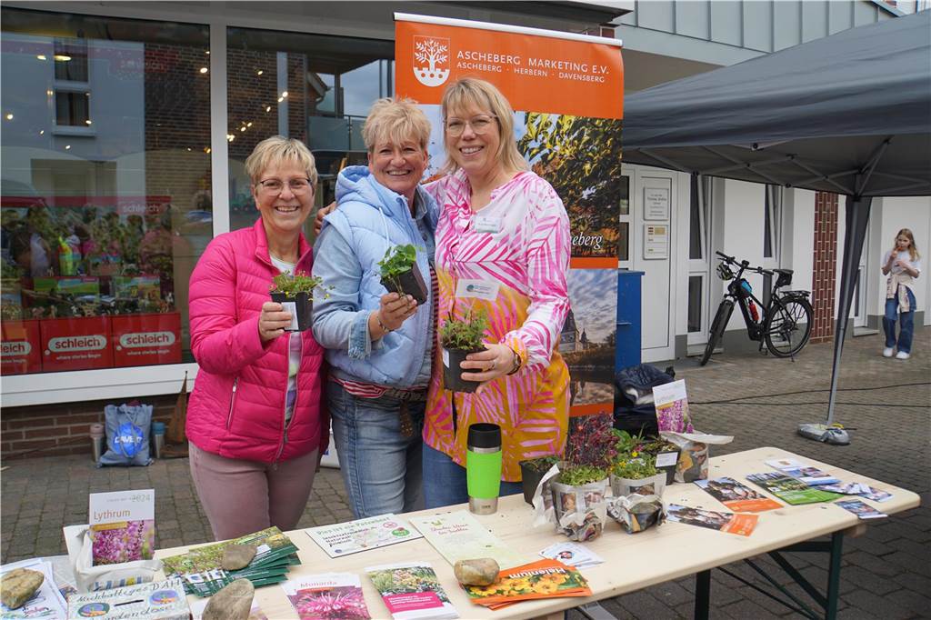 Frühlingsfest Herbern 2024: Volle Straßen bei bestem Wetter Bei der Bürgerinitiative „Nachhaltiges DAH" gab es Tipps für den Klimaschutz. Großes Thema an diesem Tag waren dort auch die Bienen