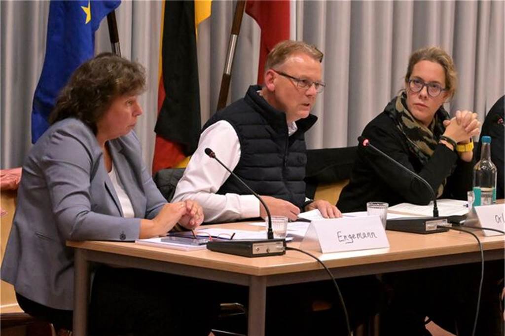 Zeltstadt: Chronologie zu den Ereignissen rund um die Notunterkunft Selms Beigeordnete Sylvia Engemann, Bürgermeister Thomas Orlowski und Dr. Christina Schaefer von der Bezirksregierung Arnsberg