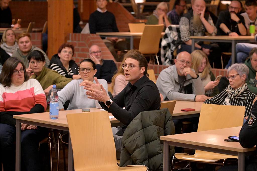 Zeltstadt soll bis Juni 2024 bleiben: Nur noch maximal 500 Flüchtlinge Bei der Bürgerversammlung kam es auch zu einigen kritischen Anmerkungen.