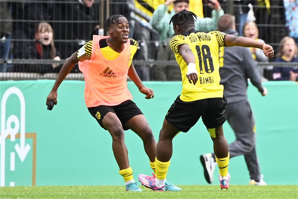 Besonderes DM-Finale für BVB-U19-Spieler Samuel Bamba: Endspiel auch um seine Zukunft Samuel Bamba jubelt gemeinsam mit Jamie Bynoe-Gittens.