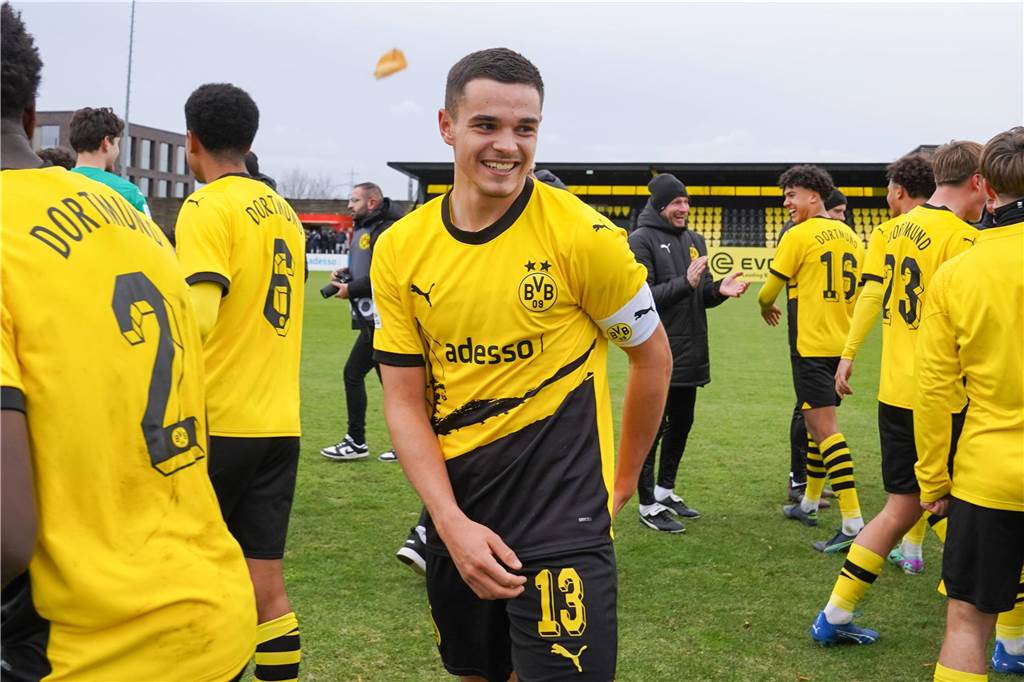 BVB-Youngster Kjell Wätjen vor Bundesliga-Debüt: „Daran bin ich extrem gewachsen“ Kjell Wätjen steht im Kreise seiner Mitspieler auf dem Rasen.