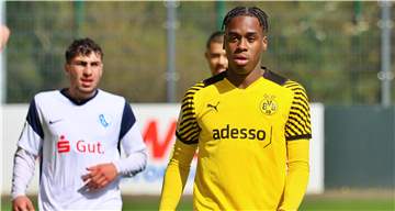 BVB-Youngster Jamie Bynoe-Gittens steht auf dem Spielfeld. 