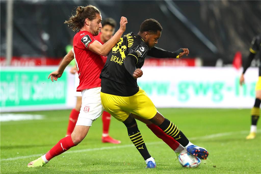 Jayden Braaf schießt den Ball aufs Tor.