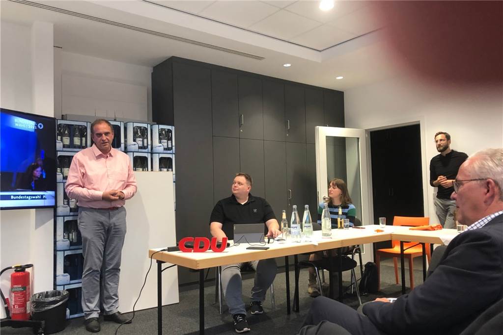 Bei der CDU saß die Parteispitze beisammen und analysierte die ersten Hochrechnungen.