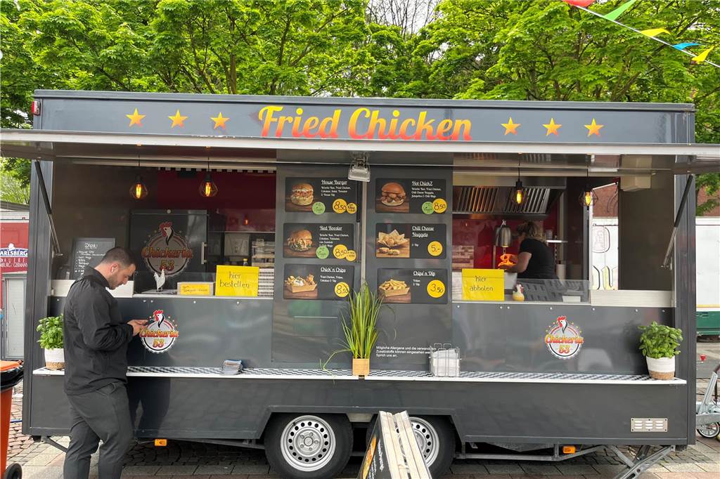 Bei der „Chickeria 53“ dreht sich alles ums Hühnchen. Verkauft werden Burger, Nuggets und Pommes.