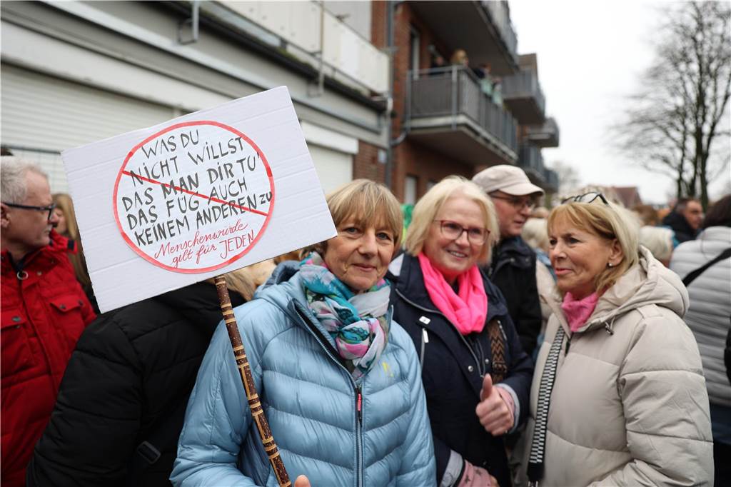 Bei der Demo auf dem Katharinenplatz haben sich in Ascheberg mehr als 1000 Menschen versammelt.