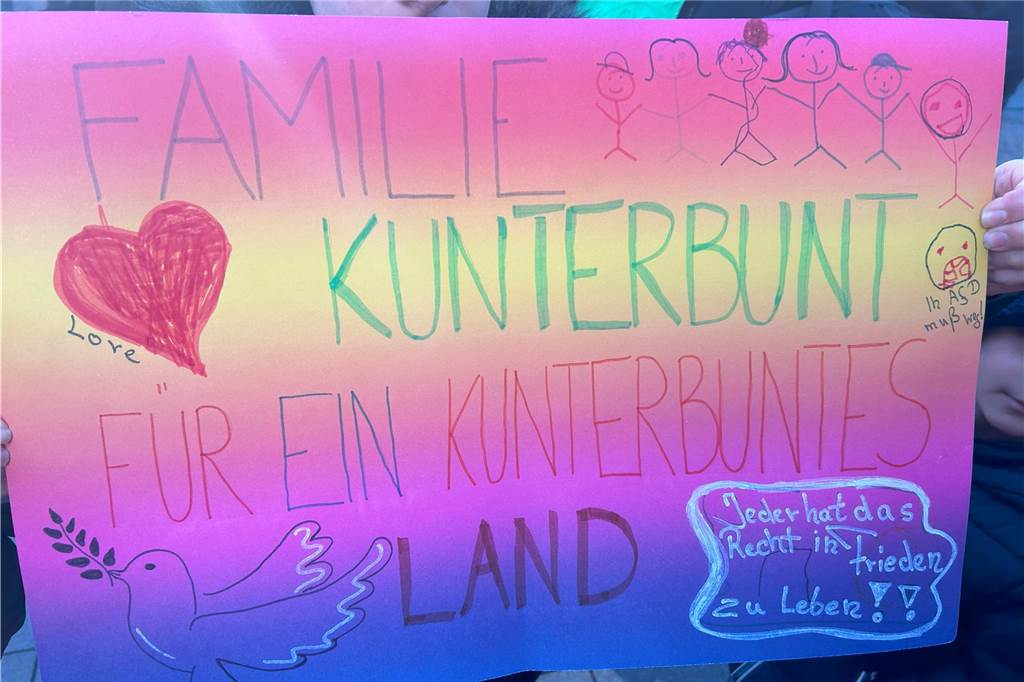 Beste Plakate der Demo gegen Rechts in Lünen: „Wir tanzen nicht nach braunen Pfeifen“ Bei der Demo gegen Rechts am Samstag in Lünen waren auch etliche Schilder zu sehen. Die Sprüche waren kreativ.