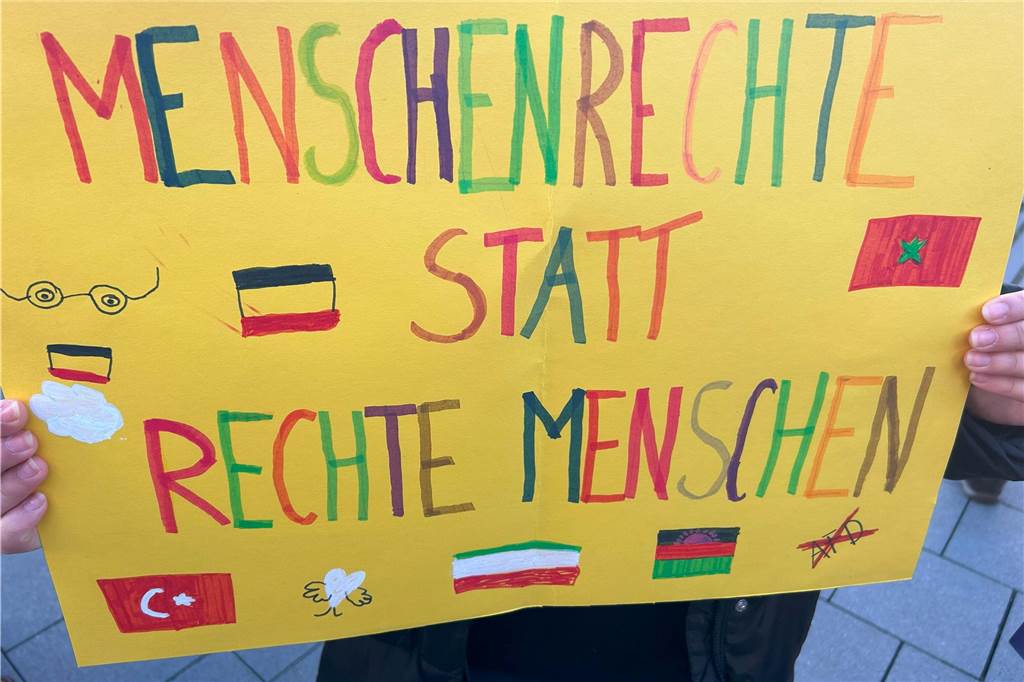 Bei der Demo gegen Rechts am Samstag in Lünen waren auch etliche Schilder zu sehen. Die Sprüche waren kreativ.