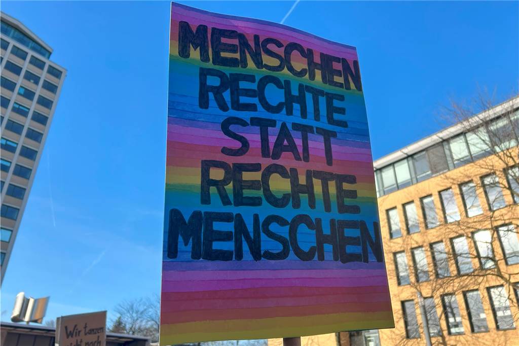 Bei der Demo gegen Rechts am Samstag in Lünen waren auch etliche Schilder zu sehen. Die Sprüche waren kreativ.