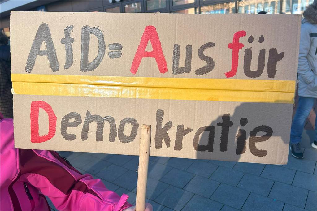 Bei der Demo gegen Rechts am Samstag in Lünen waren auch etliche Schilder zu sehen. Die Sprüche waren kreativ.
