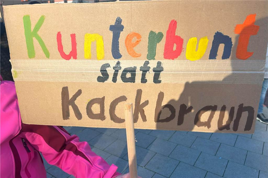 Bei der Demo gegen Rechts am Samstag in Lünen waren auch etliche Schilder zu sehen. Die Sprüche waren kreativ.