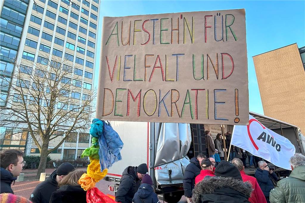 Bei der Demo gegen Rechts am Samstag in Lünen waren auch etliche Schilder zu sehen. Die Sprüche waren kreativ.