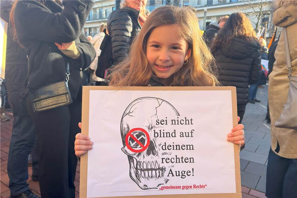 Bei der Demo gegen Rechts am Samstag in Lünen waren auch etliche Schilder zu sehen. Die Sprüche waren kreativ.