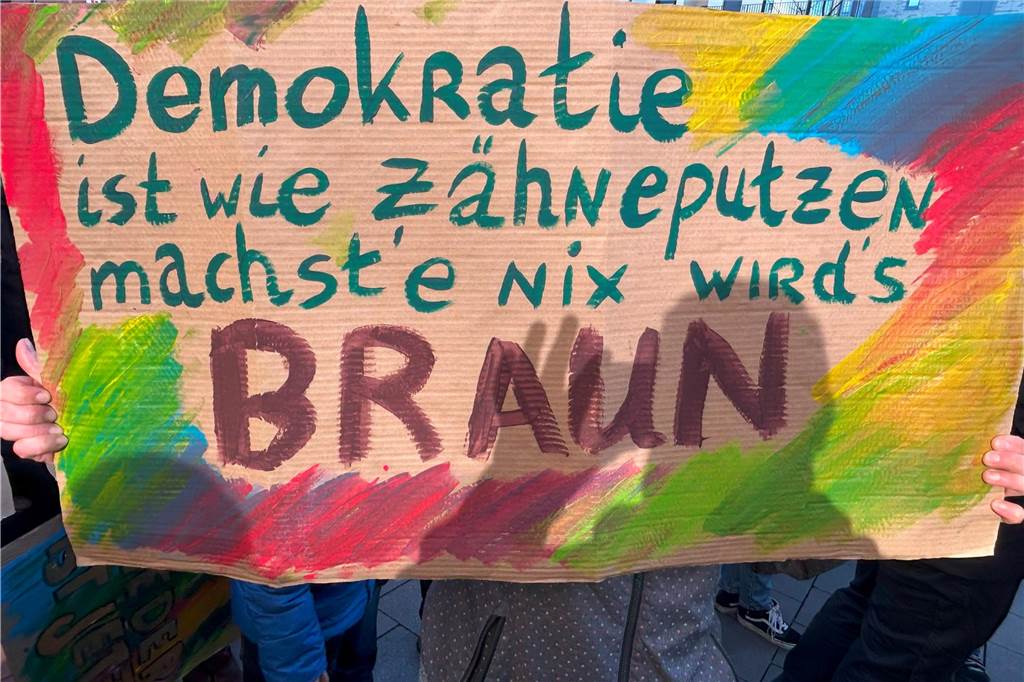 Bei der Demo gegen Rechts am Samstag in Lünen waren auch etliche Schilder zu sehen. Die Sprüche waren kreativ.