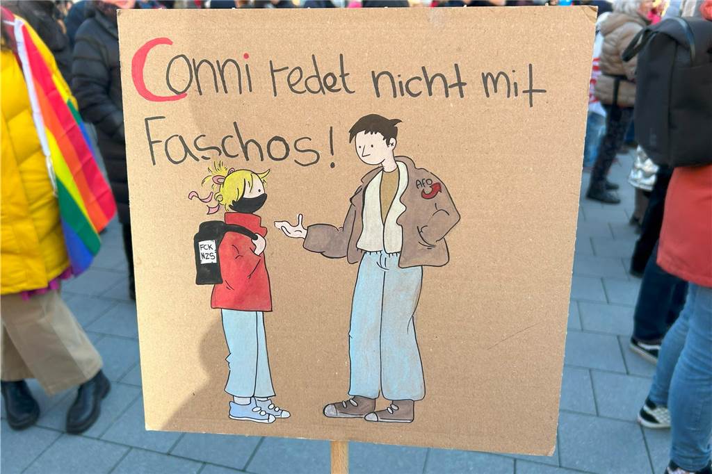 Bei der Demo gegen Rechts am Samstag in Lünen waren auch etliche Schilder zu sehen. Die Sprüche waren kreativ.