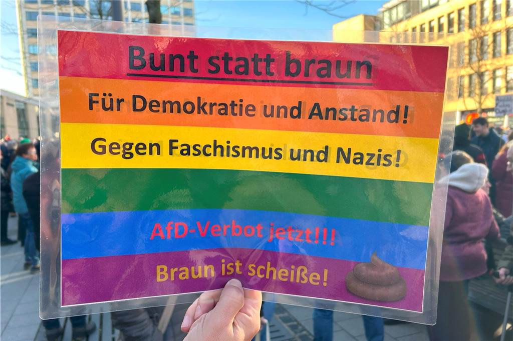 Bei der Demo gegen Rechts am Samstag in Lünen waren auch etliche Schilder zu sehen. Die Sprüche waren kreativ.