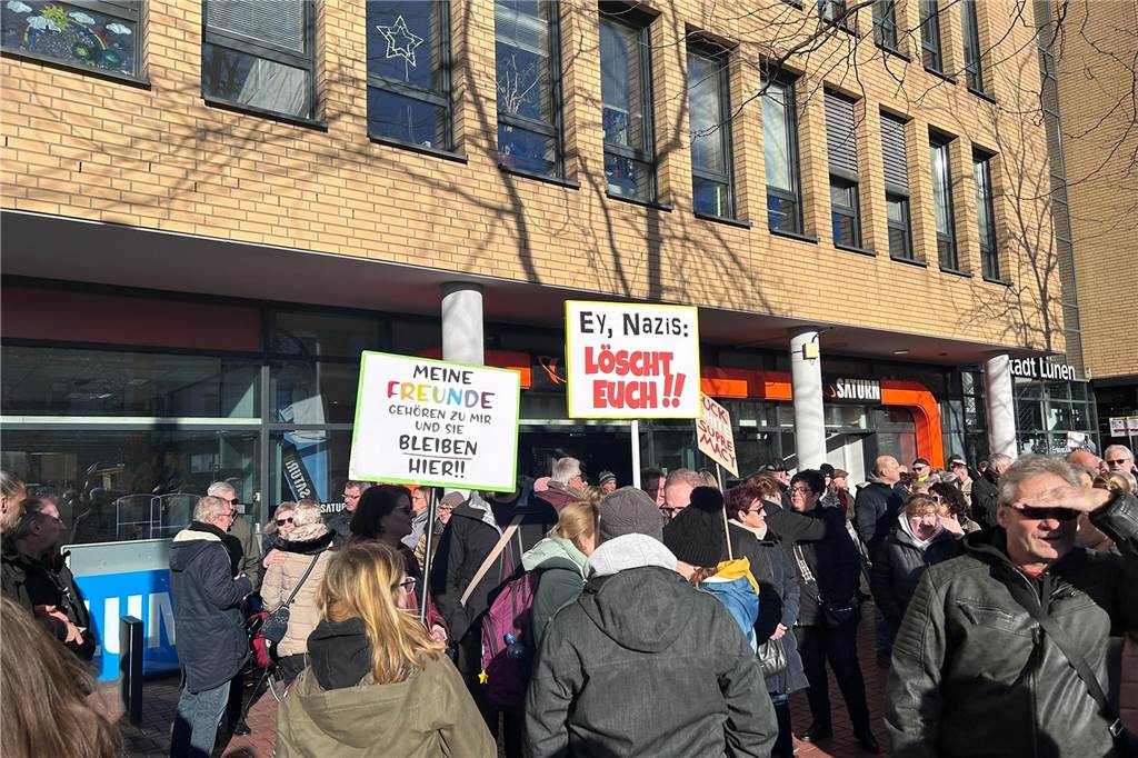 Bei der Demo gegen Rechts am Samstag in Lünen waren auch etliche Schilder zu sehen. Die Sprüche waren kreativ.