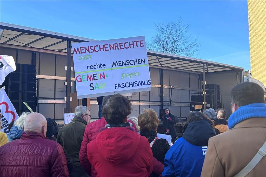 Bei der Demo gegen Rechts am Samstag in Lünen waren auch etliche Schilder zu sehen. Die Sprüche waren kreativ.