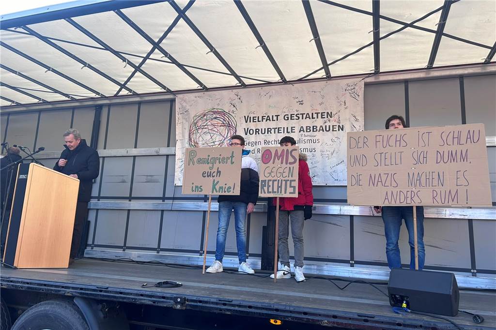 Bei der Demo gegen Rechts am Samstag in Lünen waren auch etliche Schilder zu sehen. Die Sprüche waren kreativ.