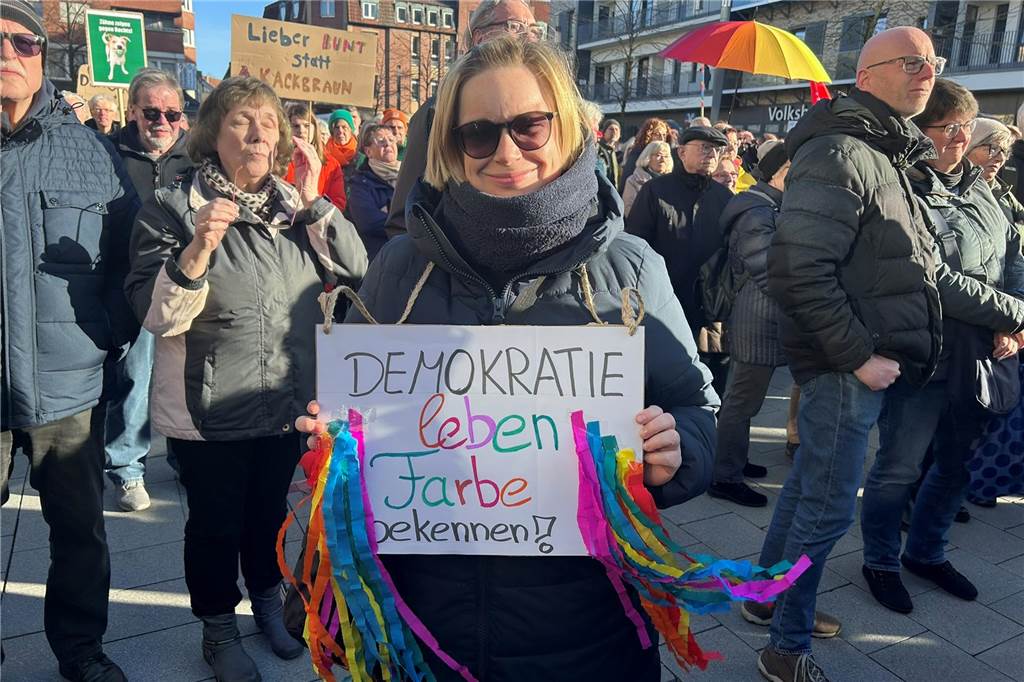 Bei der Demo gegen Rechts am Samstag in Lünen waren auch etliche Schilder zu sehen. Die Sprüche waren kreativ.