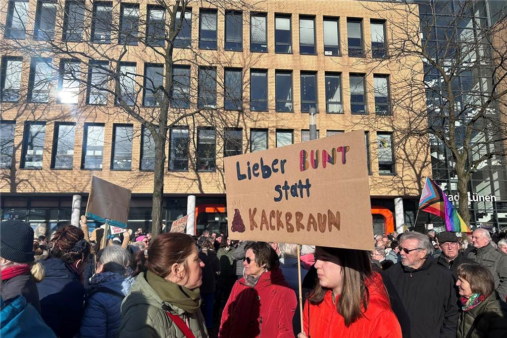 Bei der Demo gegen Rechts am Samstag in Lünen waren auch etliche Schilder zu sehen. Die Sprüche waren kreativ.